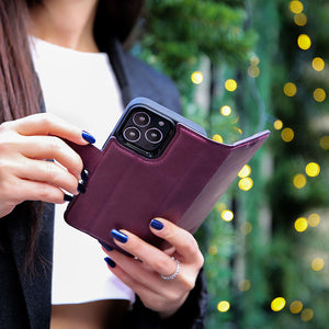 Köp plånboksfodral & mobilskal I äkta läder för iPhone 13, iPhone 13 mini, iPhone 13 Pro och iPhone 13 Pro. Stort utbud i olika färger & utföranden| Bouletta